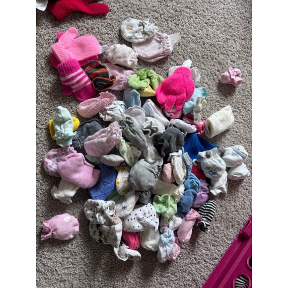 1lb bulk bundle of baby newborn mittens - Picture 1 of 2